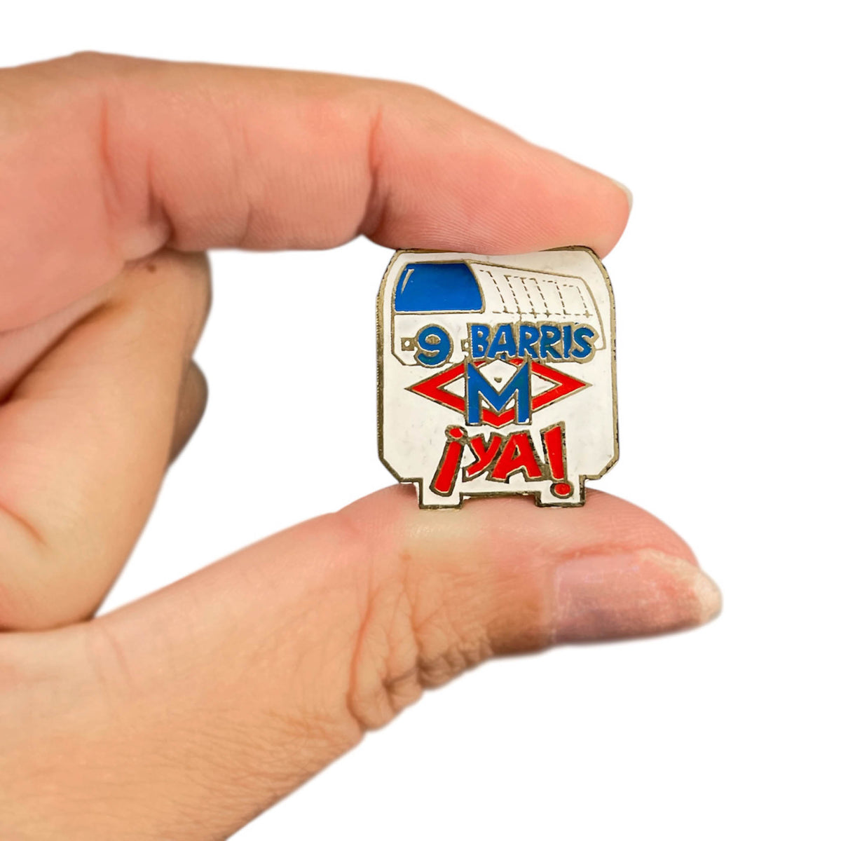 Vintage Barcelona Metro pin – “9 Barris ¡Ya!”