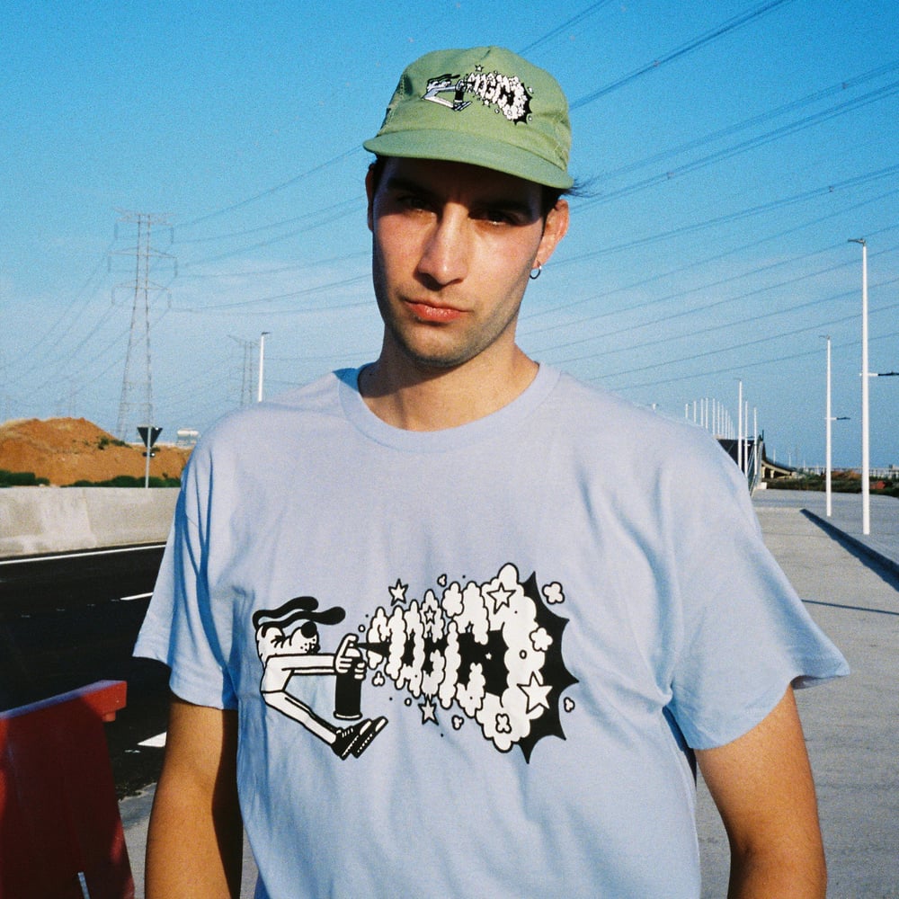 MÁGICO X Max Solca - "Spray" tee (Baby blue)